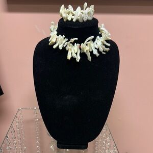 Cream Statement Necklace with Vintage-Inspired Design
